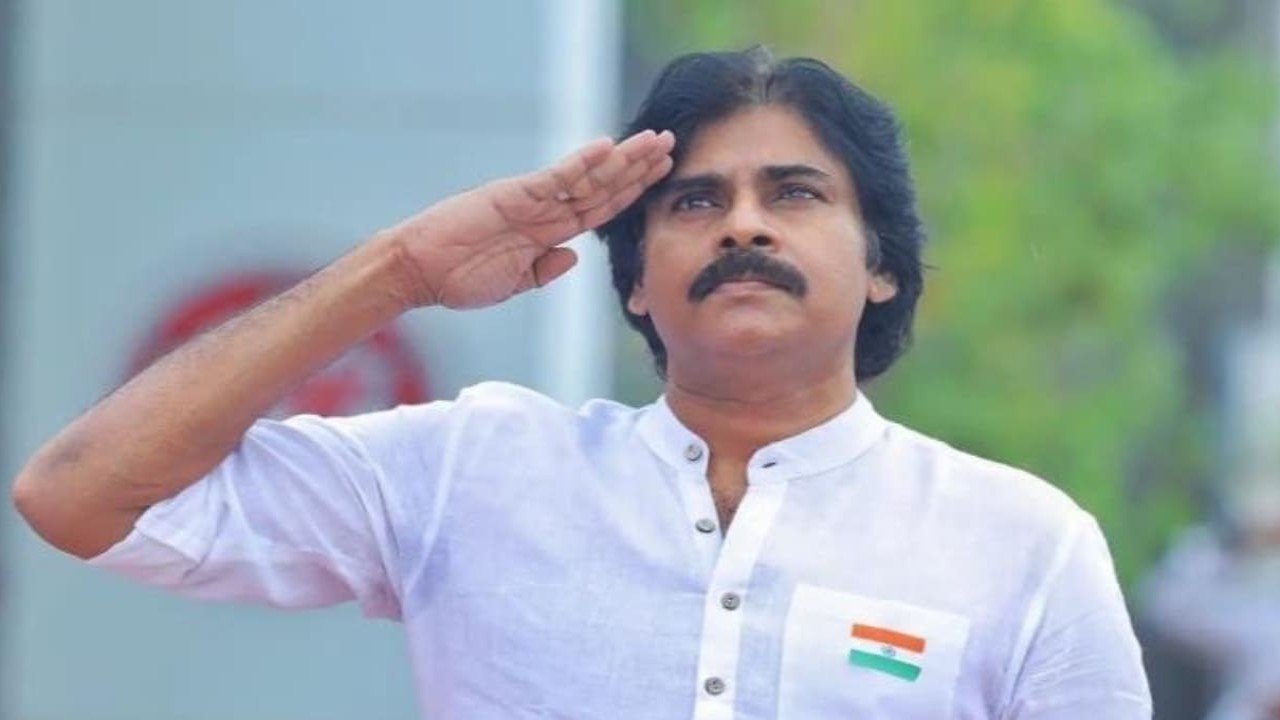 Fans go berserk as Pawan Kalyan says 'Konidela Pawan Kalyan Ane Nenu' at Chandrababu Naidu's Oath Ceremony